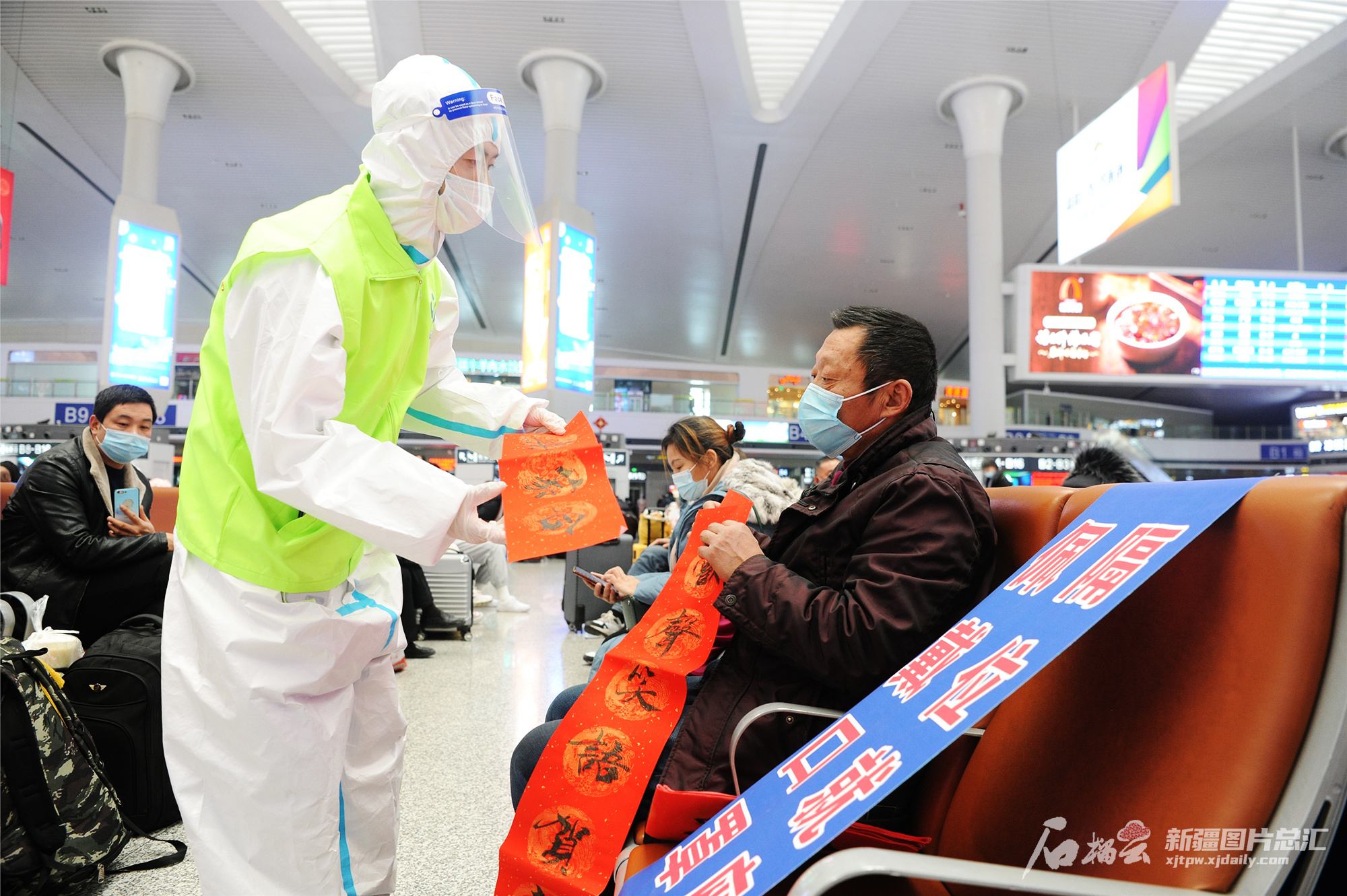 新春走基层丨新疆铁路乌鲁木齐站春运首日：温馨服务暖人心