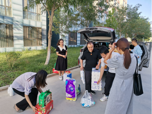 马克思主义学院组织开展庆祝第38个教师节系列——“情系教师节，慰问暖人心”教师节慰问活动