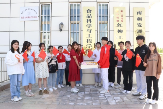 蛋糕暖秋景，食品师生爱国情——食品科学与工程学院制作庆国庆，喜迎二十大巨型蛋糕